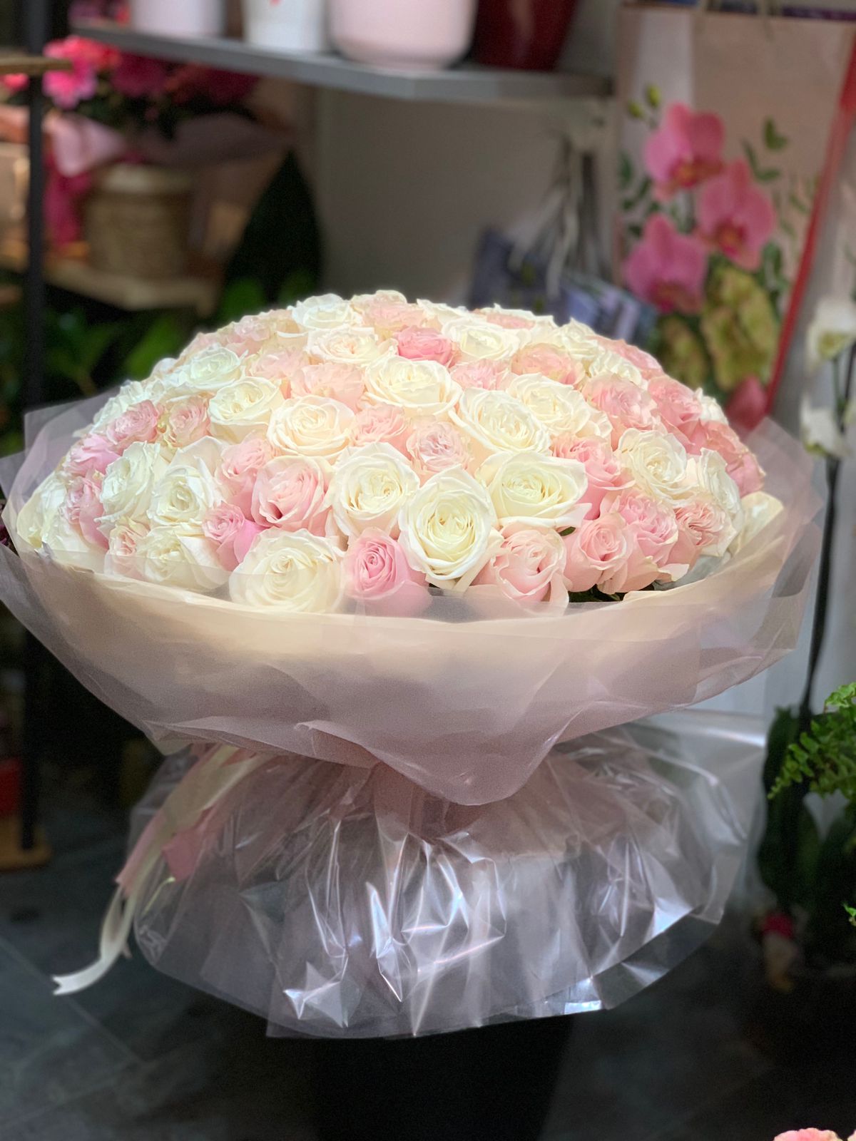 101 Trandafiri Albi Roz Buchet Bucharest Delivery Flowers