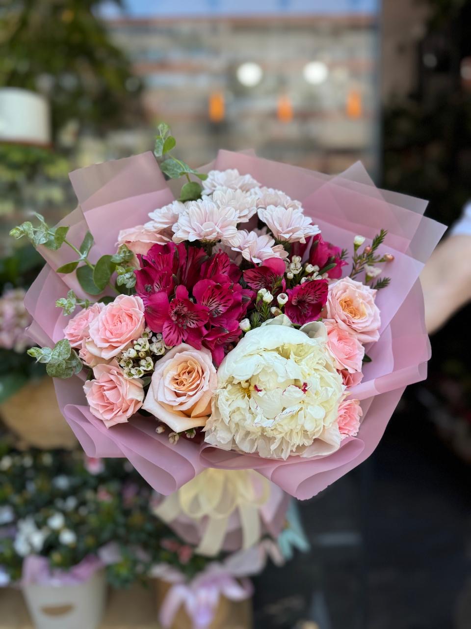 Buchet romantic cu bujor alb, trandafiri roz și crizanteme