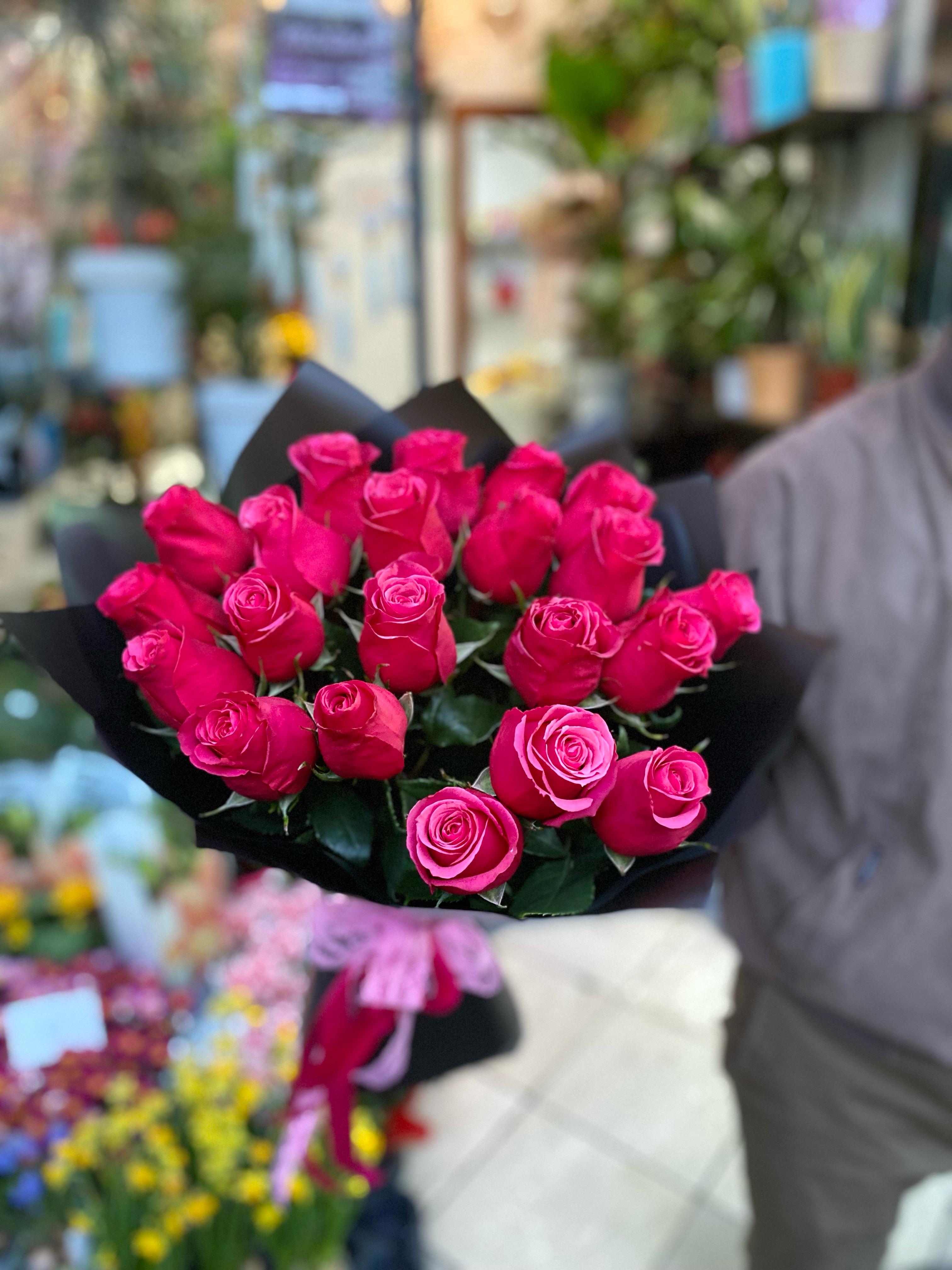 Buchet de 21 de trandafiri de culoare intensă, roșu-framboise
