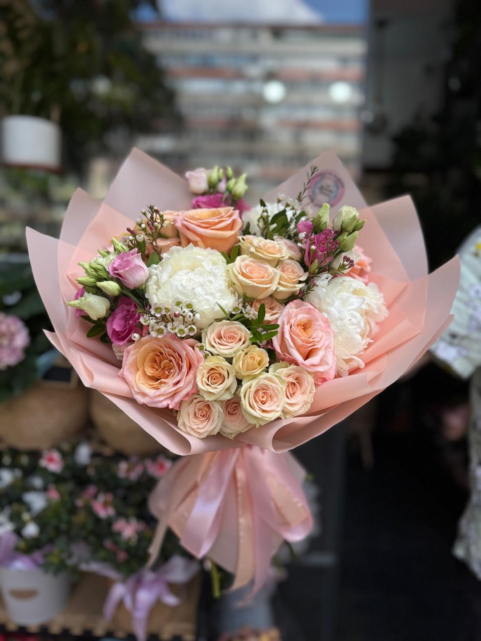 Buchet Mixt Piersica cu Trandafiri Piersica, Bujor, Eustoma si Wax Flower