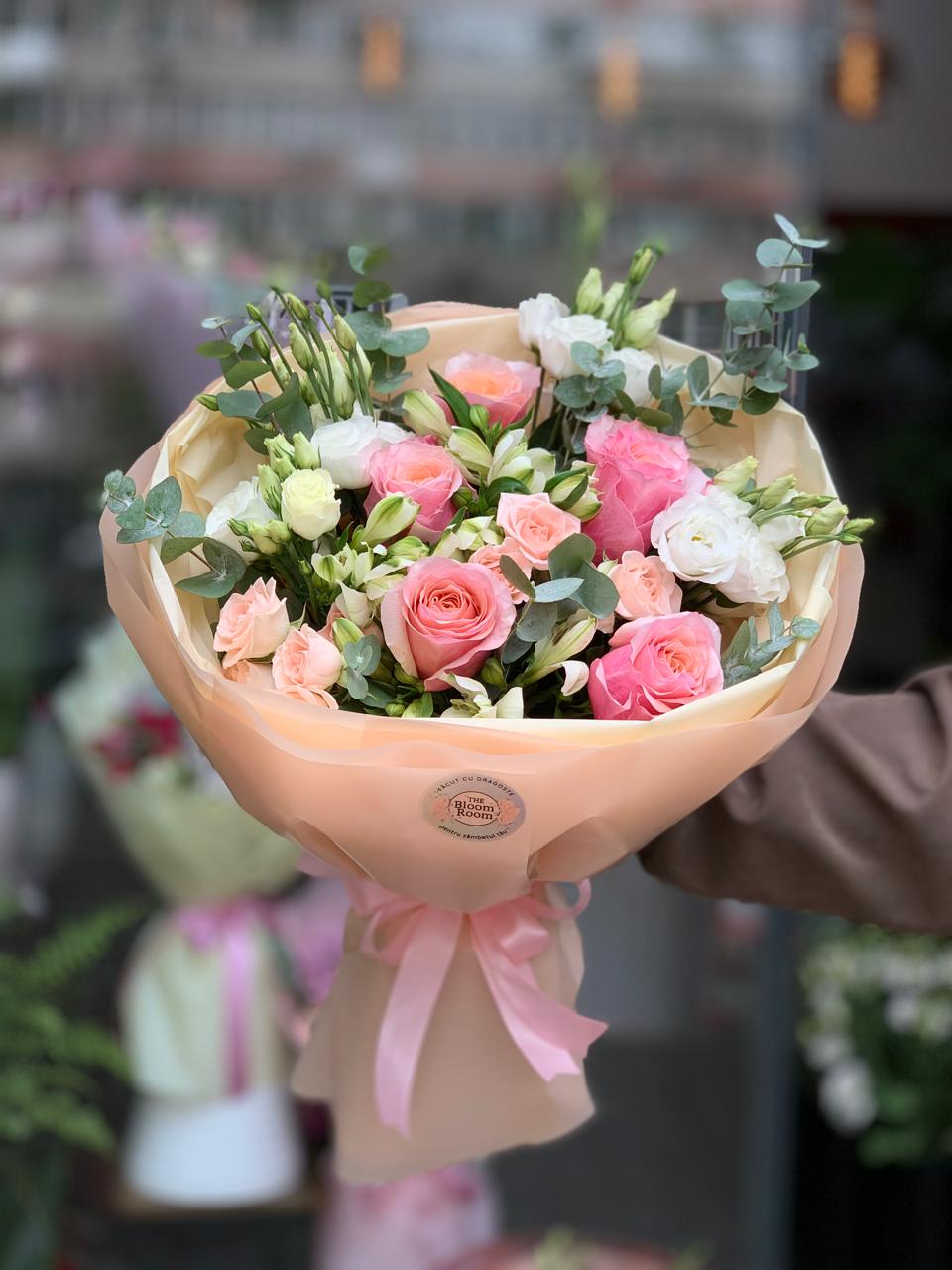 Buchet cu Trandafiri Roz Pal Spray Roses si Alstroemeria Verde