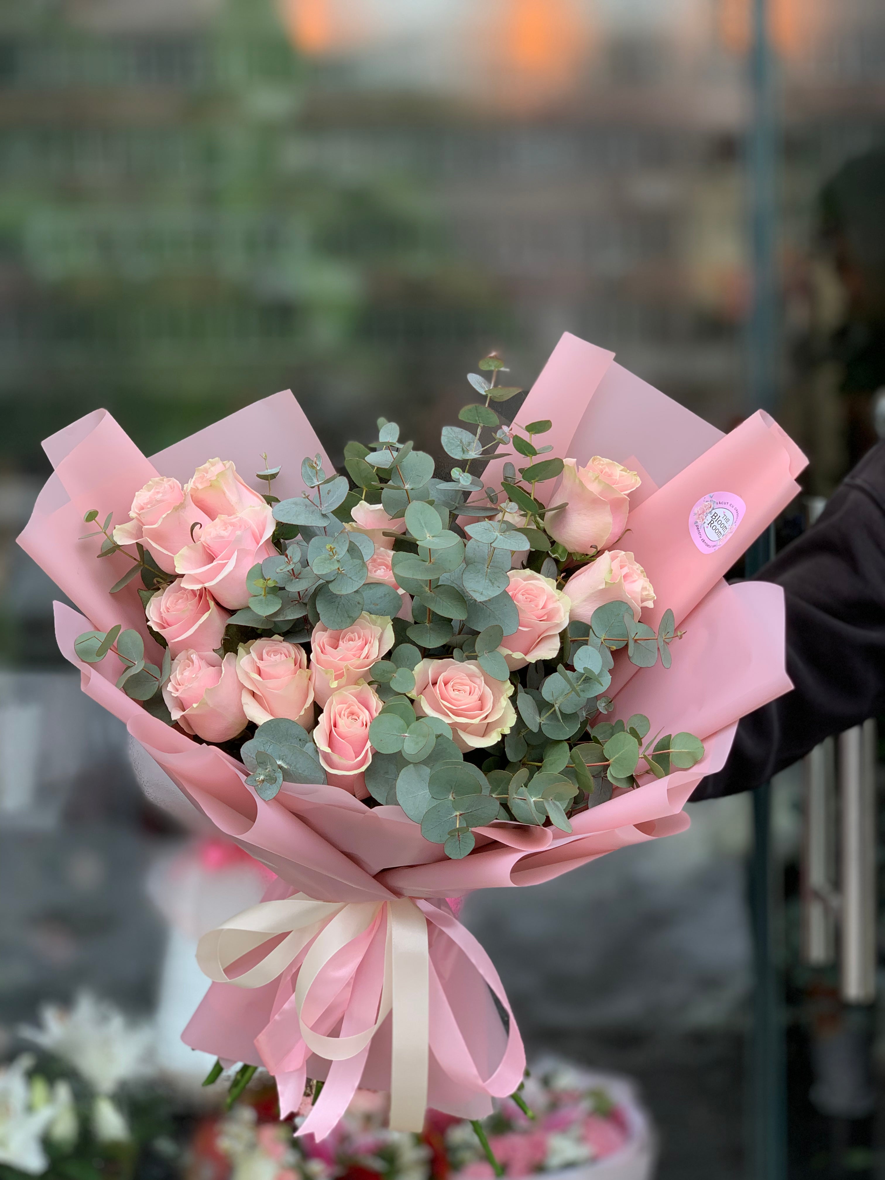 15 Pfirsichfarbene Rosen mit Eukalyptus