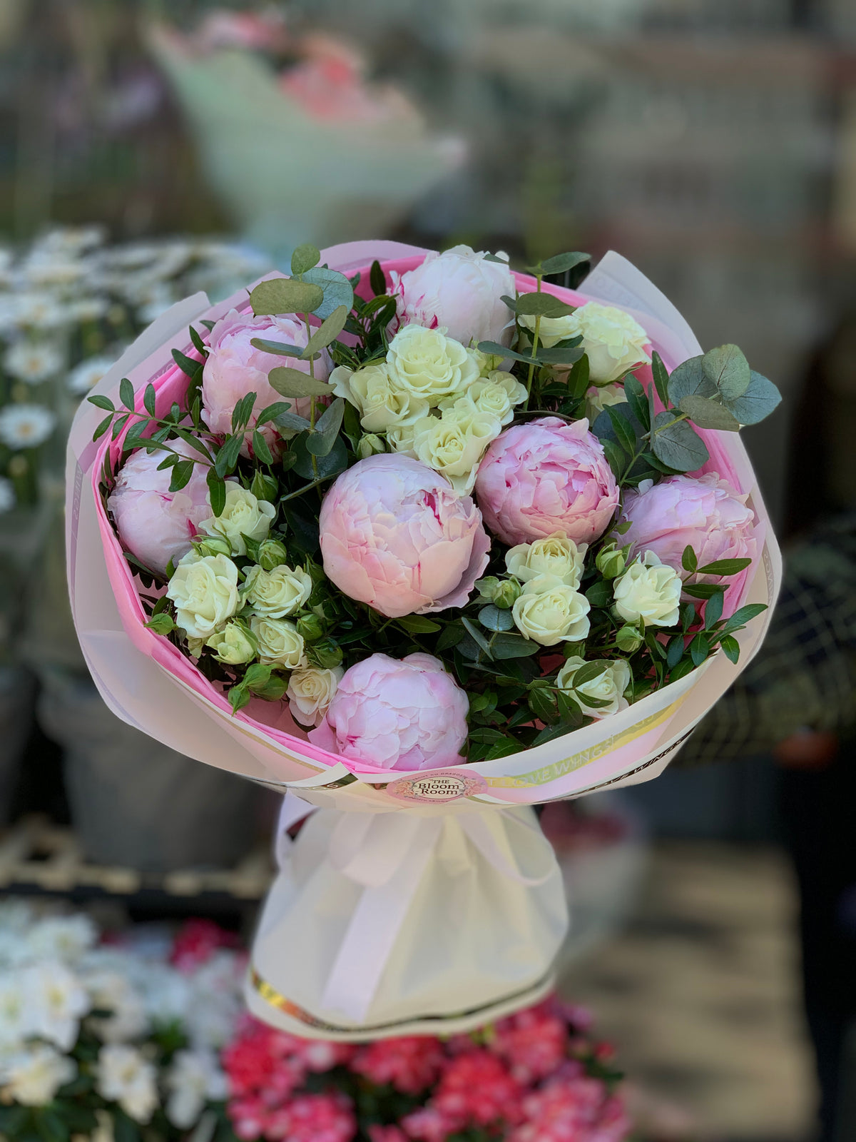 Strauß aus rosafarbenen Pfingstrosen und Sprayrosen – The Bloom Room