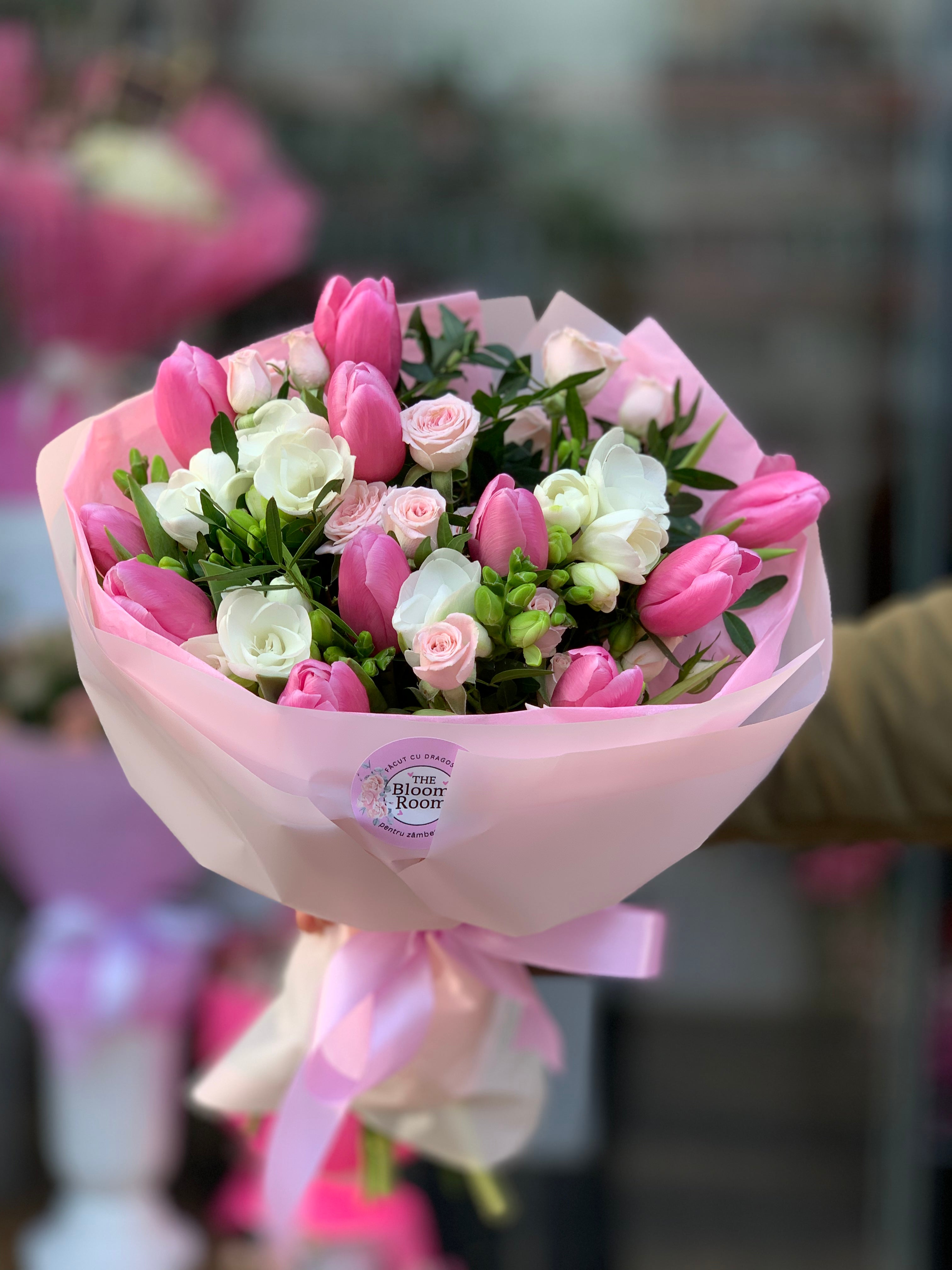 Buchet Primăvară cu Lalele Roz și Frezii Albe