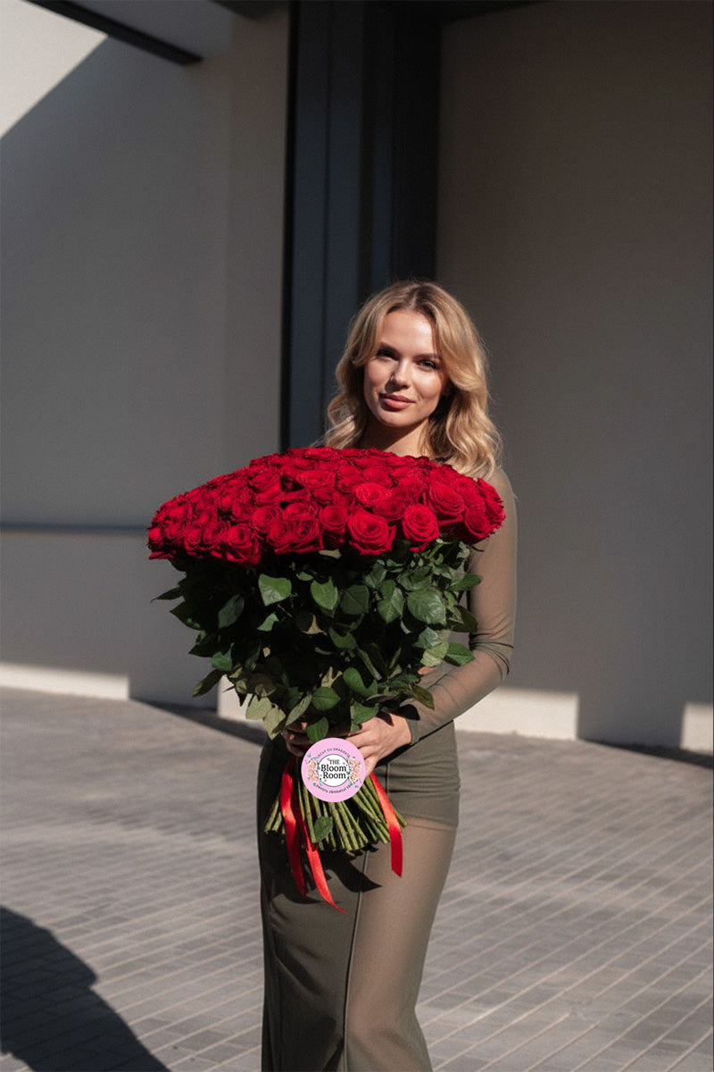 Buchet 75 trandafiri rosii admiratie felicitari Bucuresti - The Bloom Room livrare gratuita 