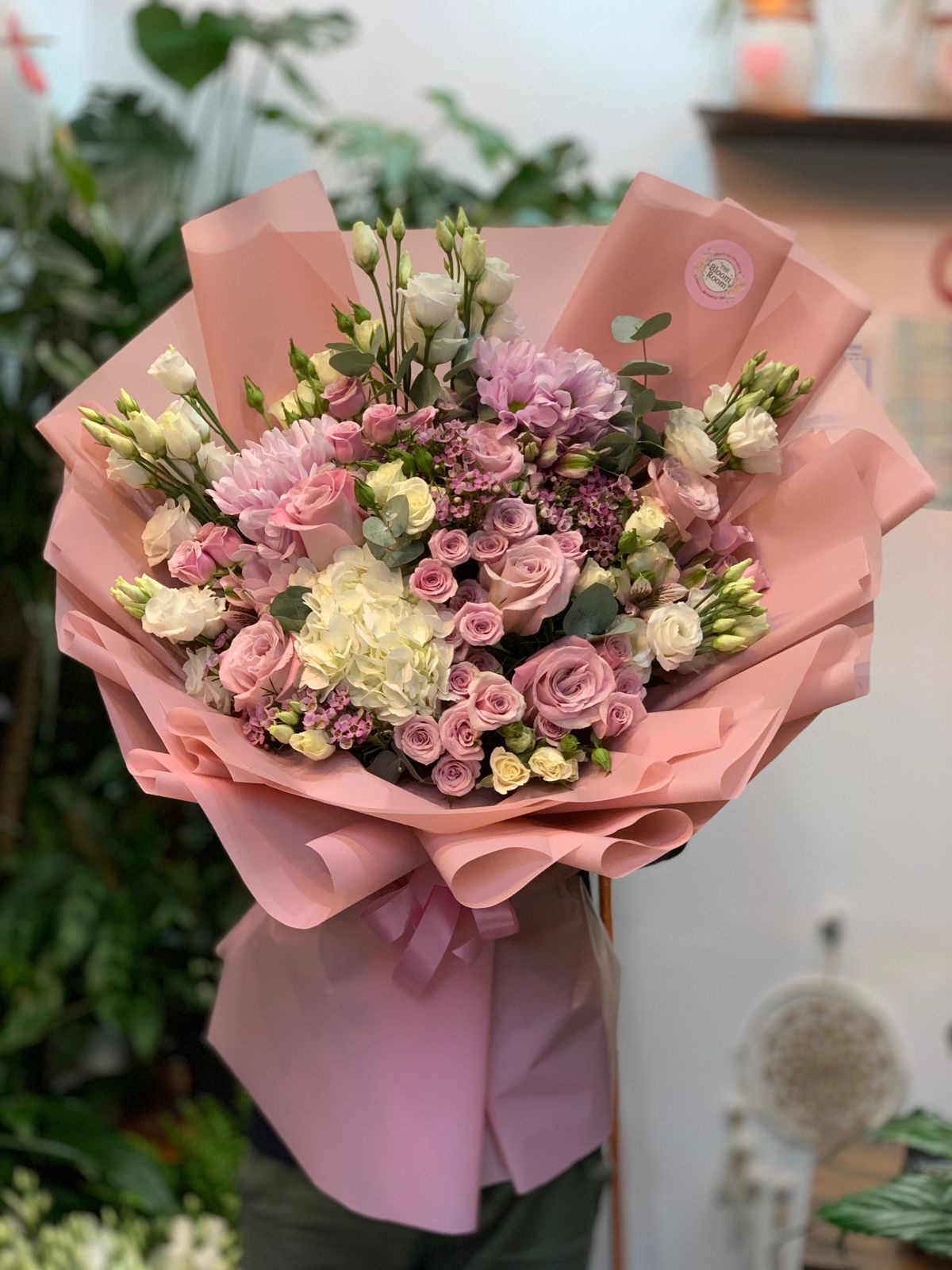 Buchet Trandafiri roz lavandă, Trandafiri albi, Eustoma crem, Garoafe roz, Eucalipt