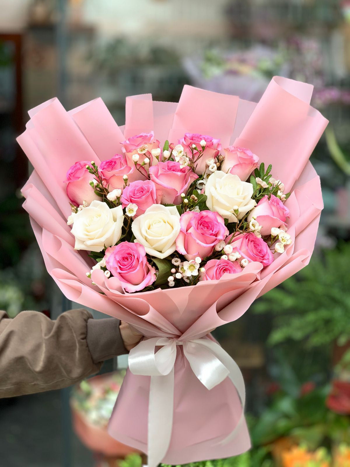 Buchet 15 Trandafiri Roz și Albi Mix Contrast elegant