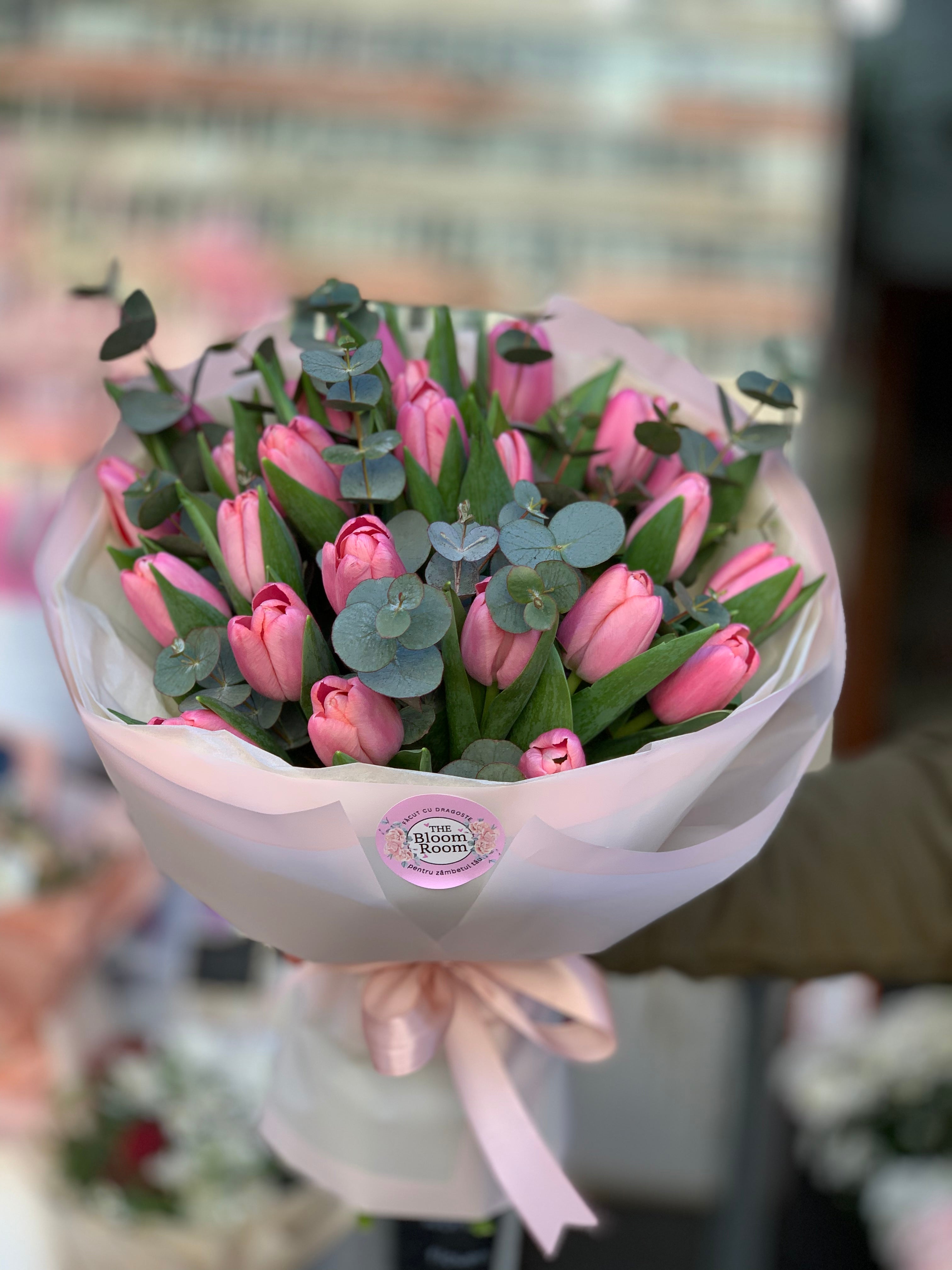 Buchet 25 Lalele Roz cu Eucalipt