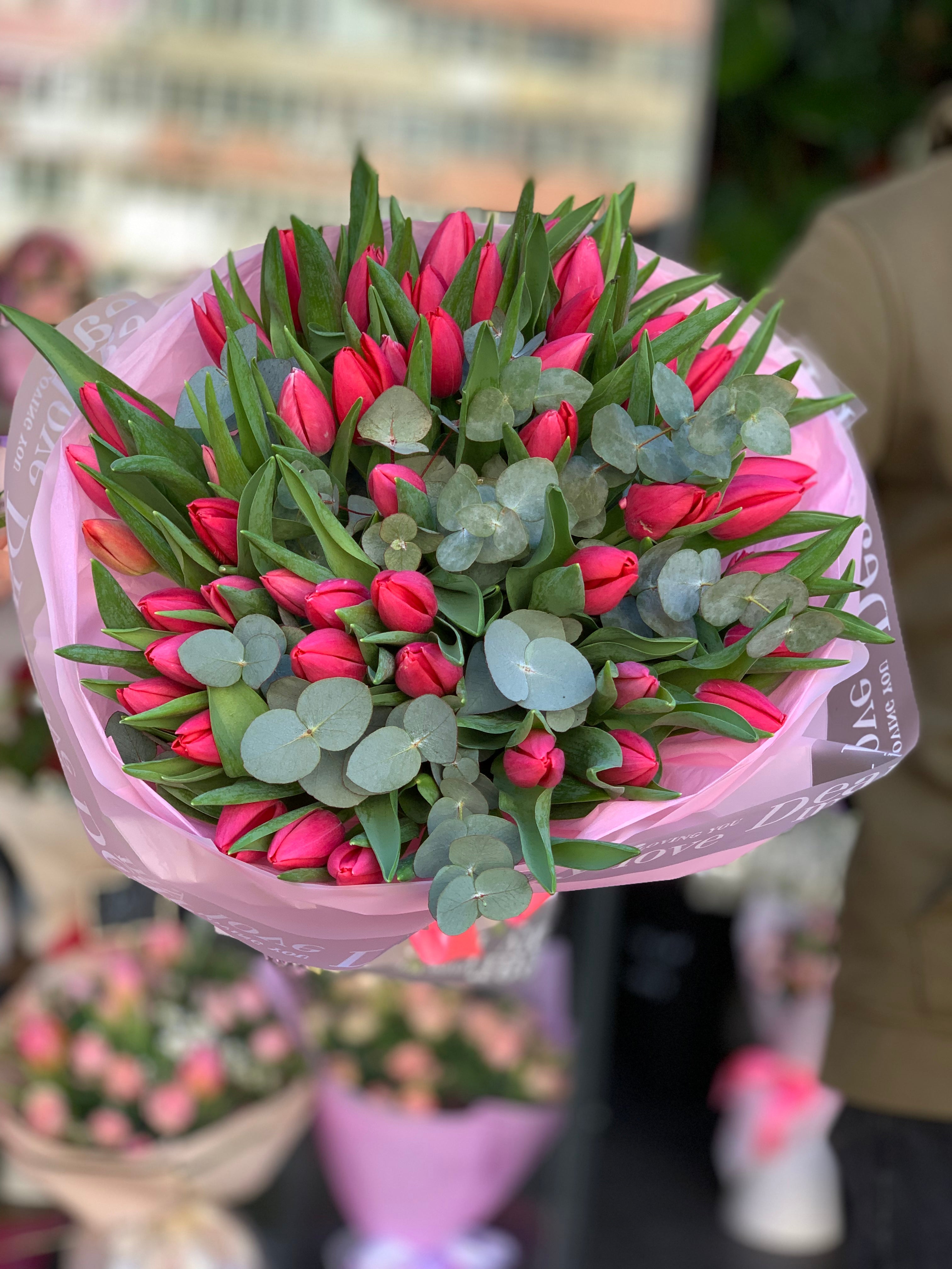 Buchet 51 Lalele cu Eucalipt