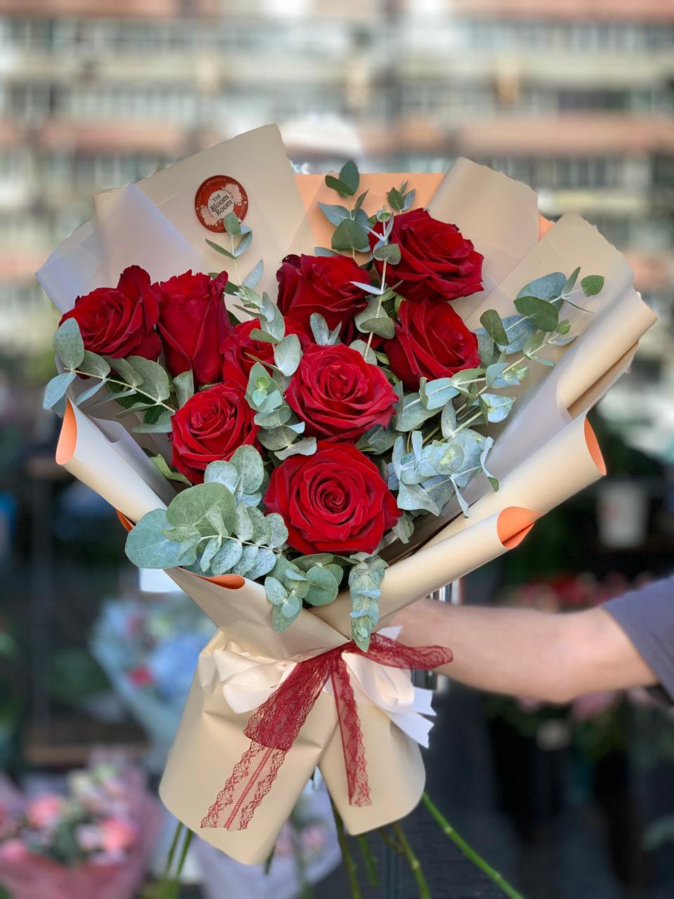 Buchet 9 Trandafiri Roșii cu Eucalipt - Livrare București
