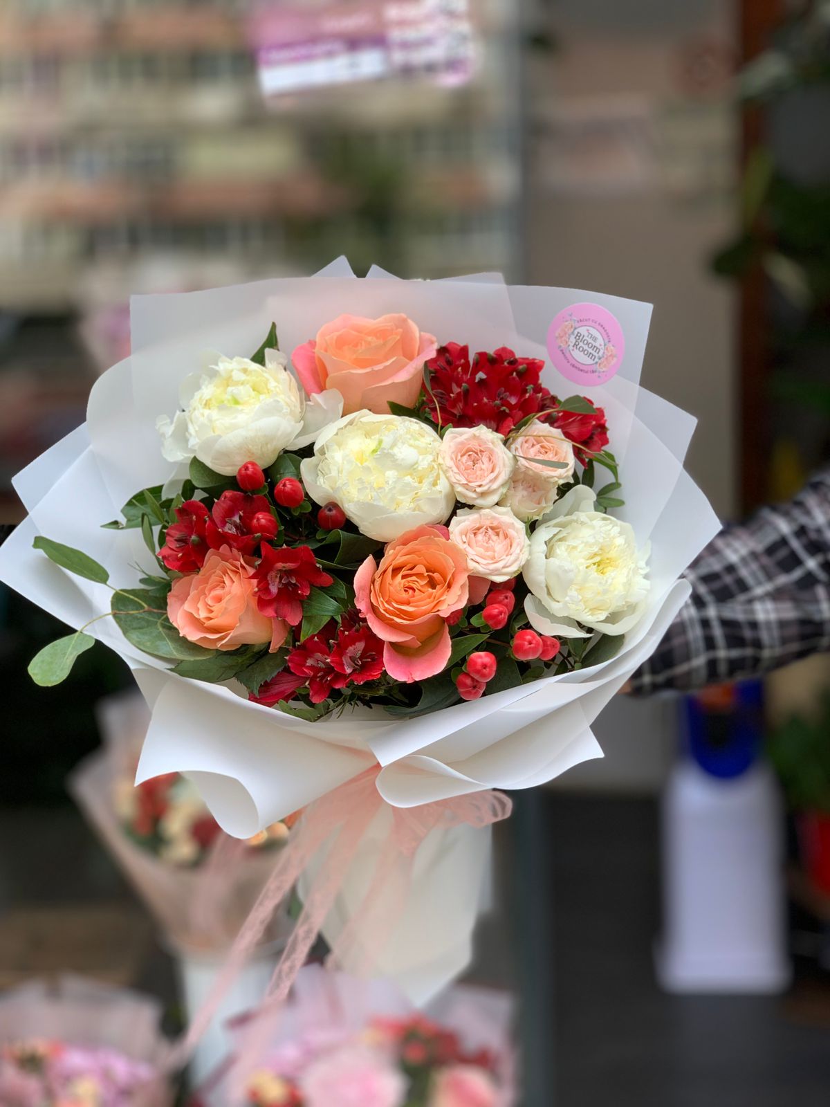 Buchet Bujori Albi cu Trandafiri Piersica