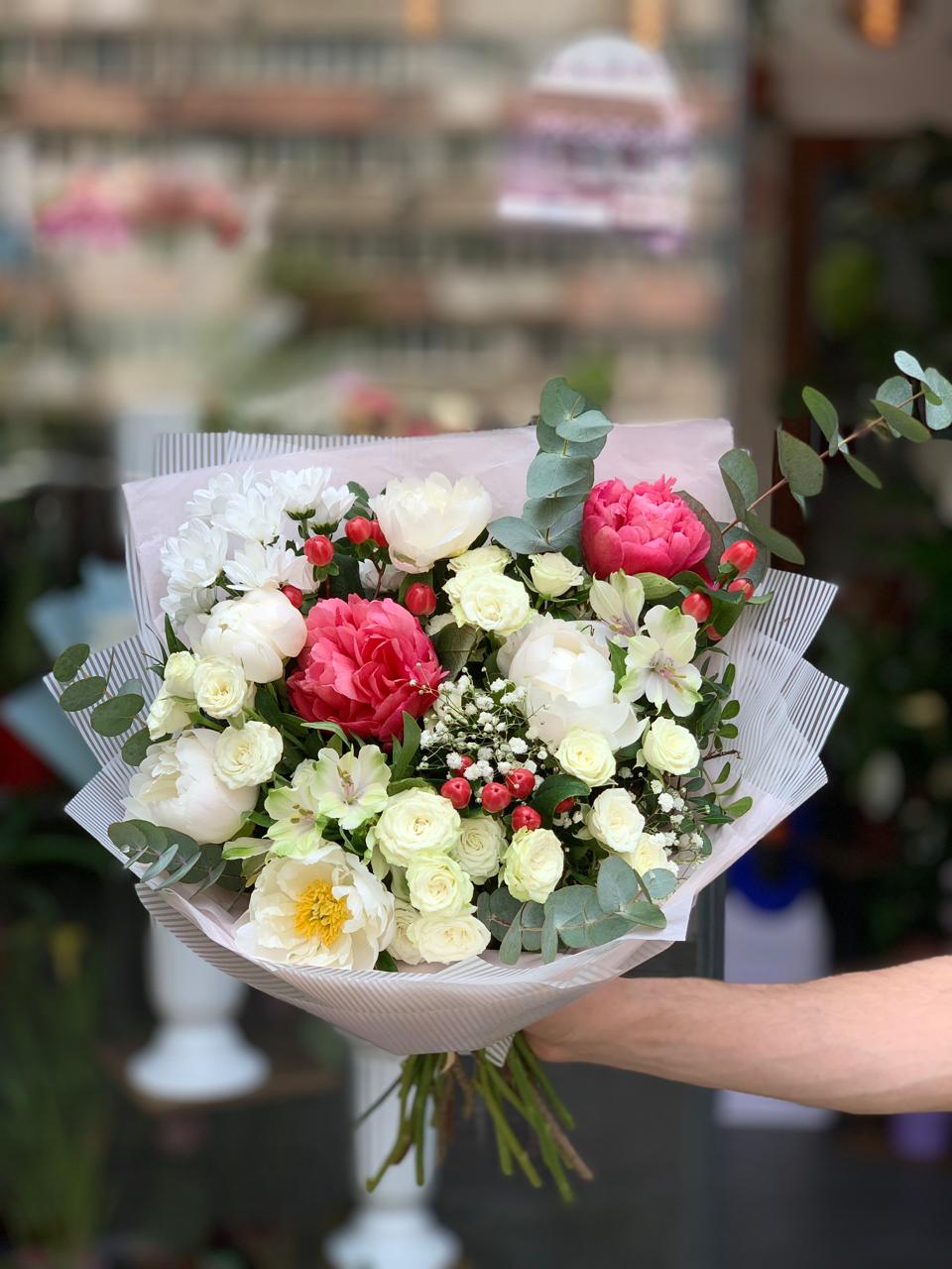 Buchet Bujori Albi și Roz cu Trandafiri 