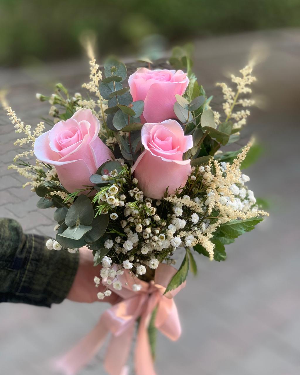 Buchet Eleganța Simplității "Trio Roz" cu 3 trandafiri roz și gypsophila albă