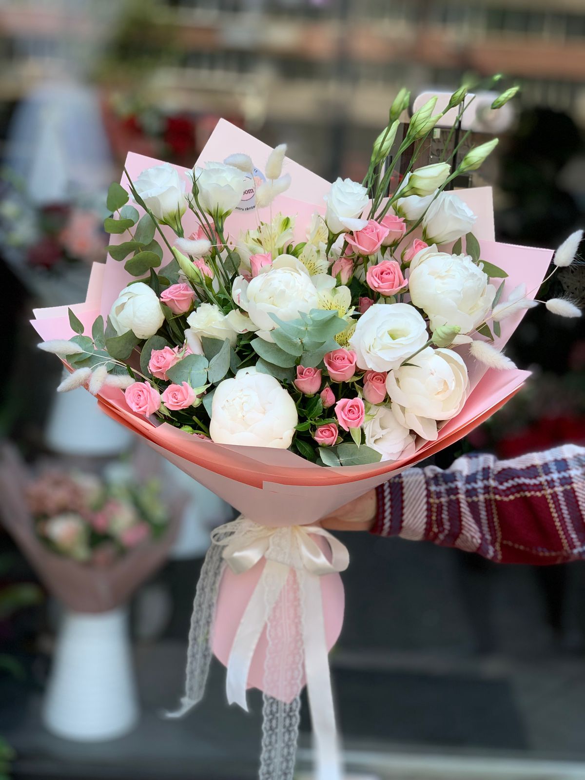 Buchet Elegant Alb-Roz cu Bujori și Iarbă Coadă de Iepure