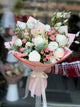 Eleganter weiß-rosa Strauß mit Pfingstrosen und Hasenschwanzgras