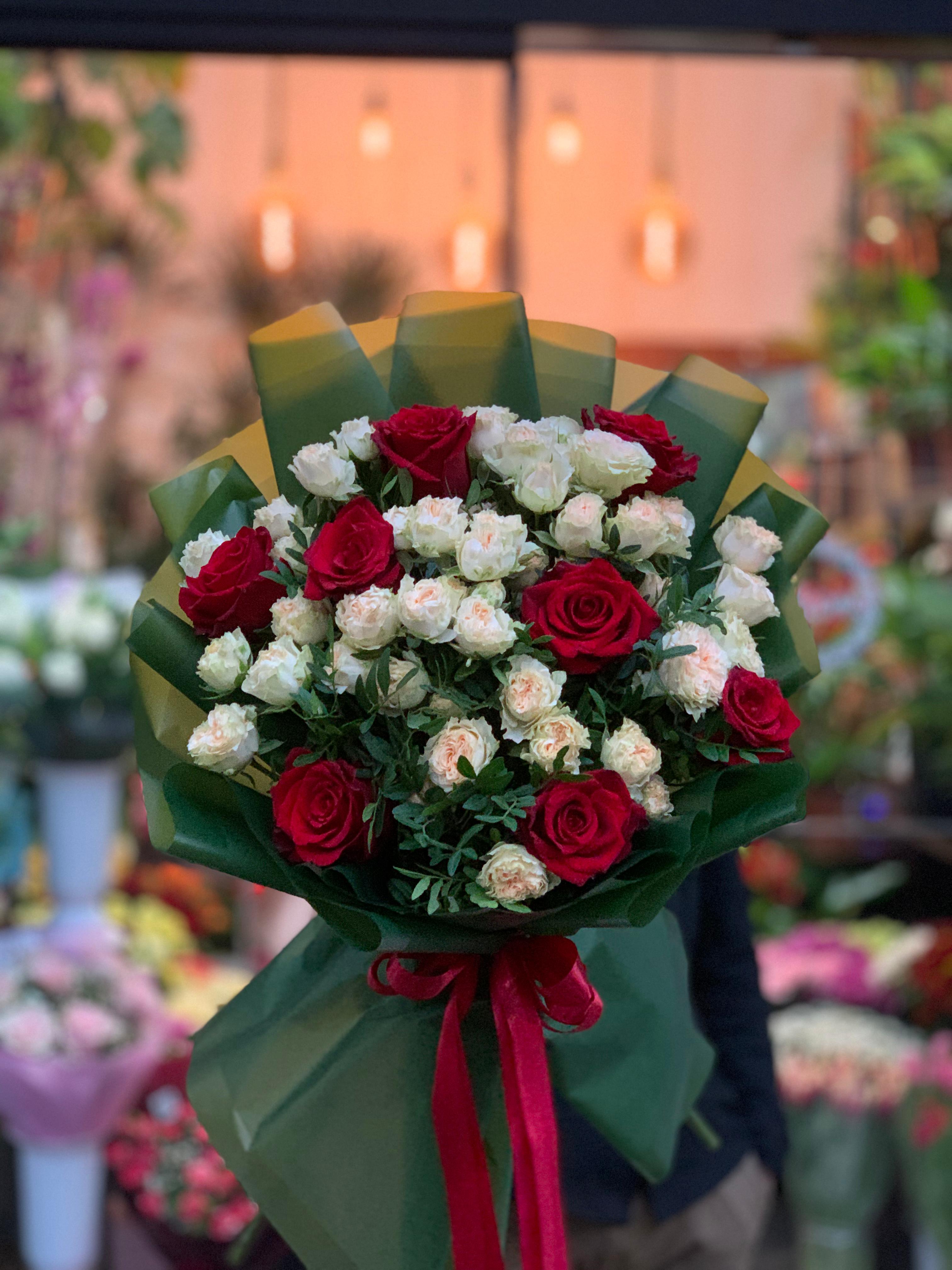 Buchet Elegant Trandafiri Roșii și Crem