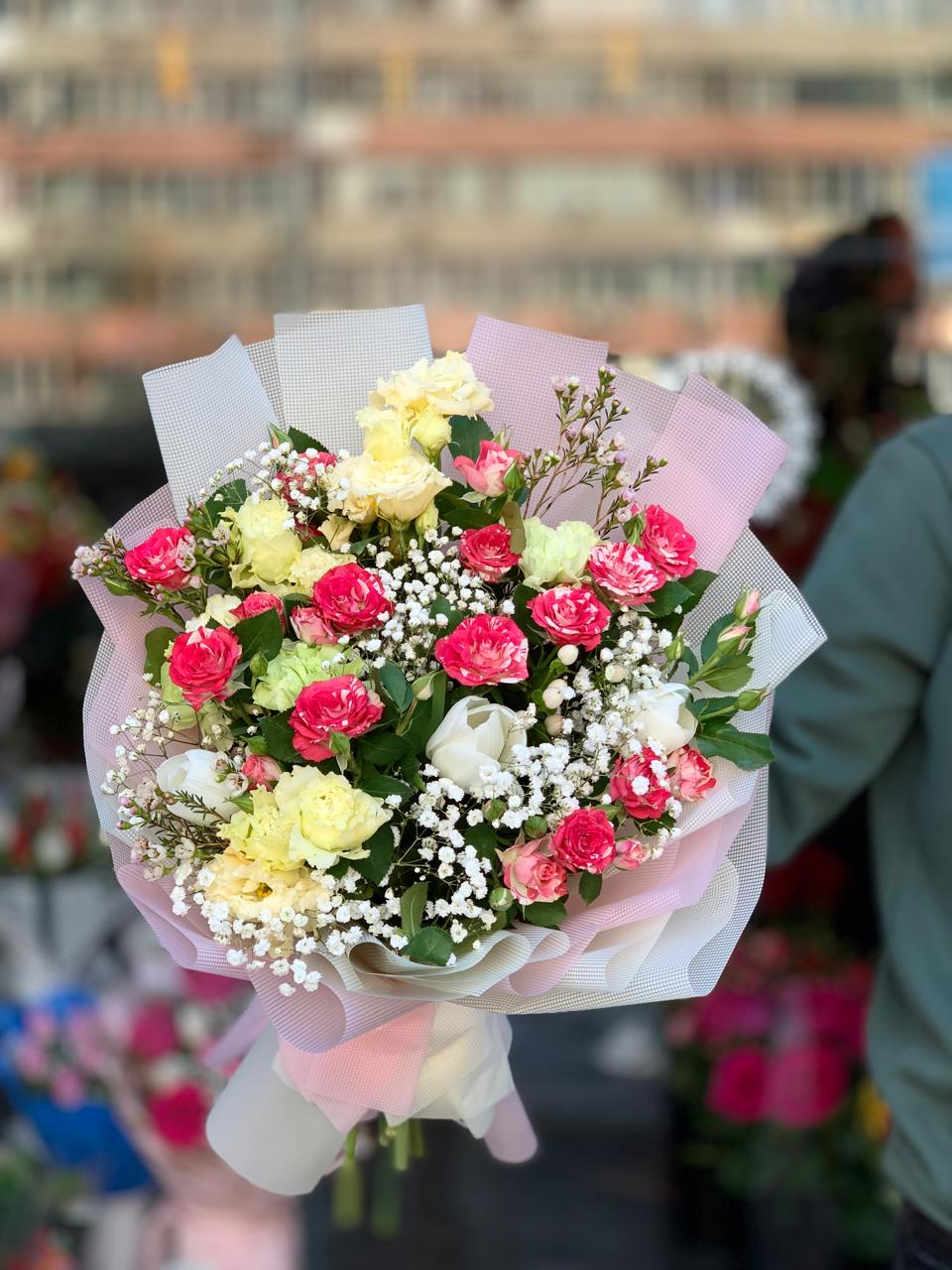 Buchet Garoafe Multicolore cu Gypsophila - București
