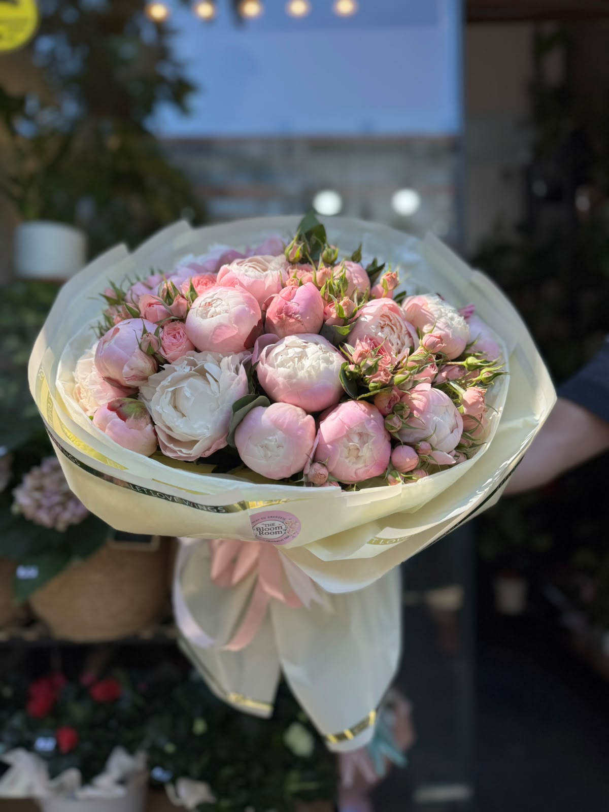 Buchet Lux 21 Bujori Roz Premium Trandafiri Spray Crem