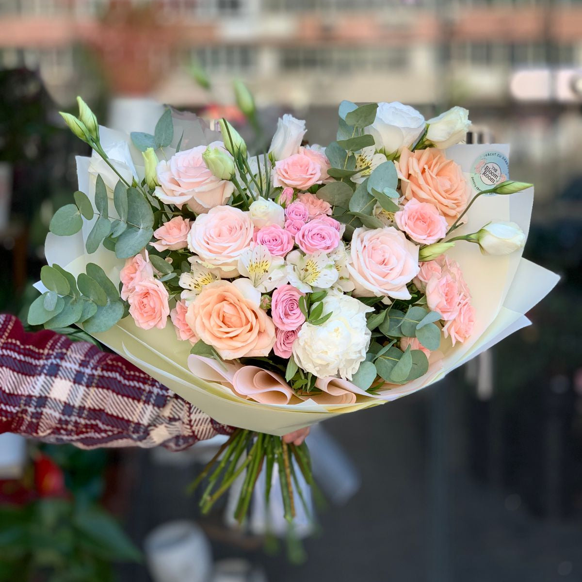 Ramo Mixto con Rosas Durazno y Rosa, Minirosa Rosa, Lisianthus Blanco ...
