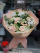 Şeftali Pembe Mini Rosa Gülleri, Pembe ve Beyaz Alstroemeria, Okaliptüs ve Fıstık Yeşillikleriyle Karışık Buket