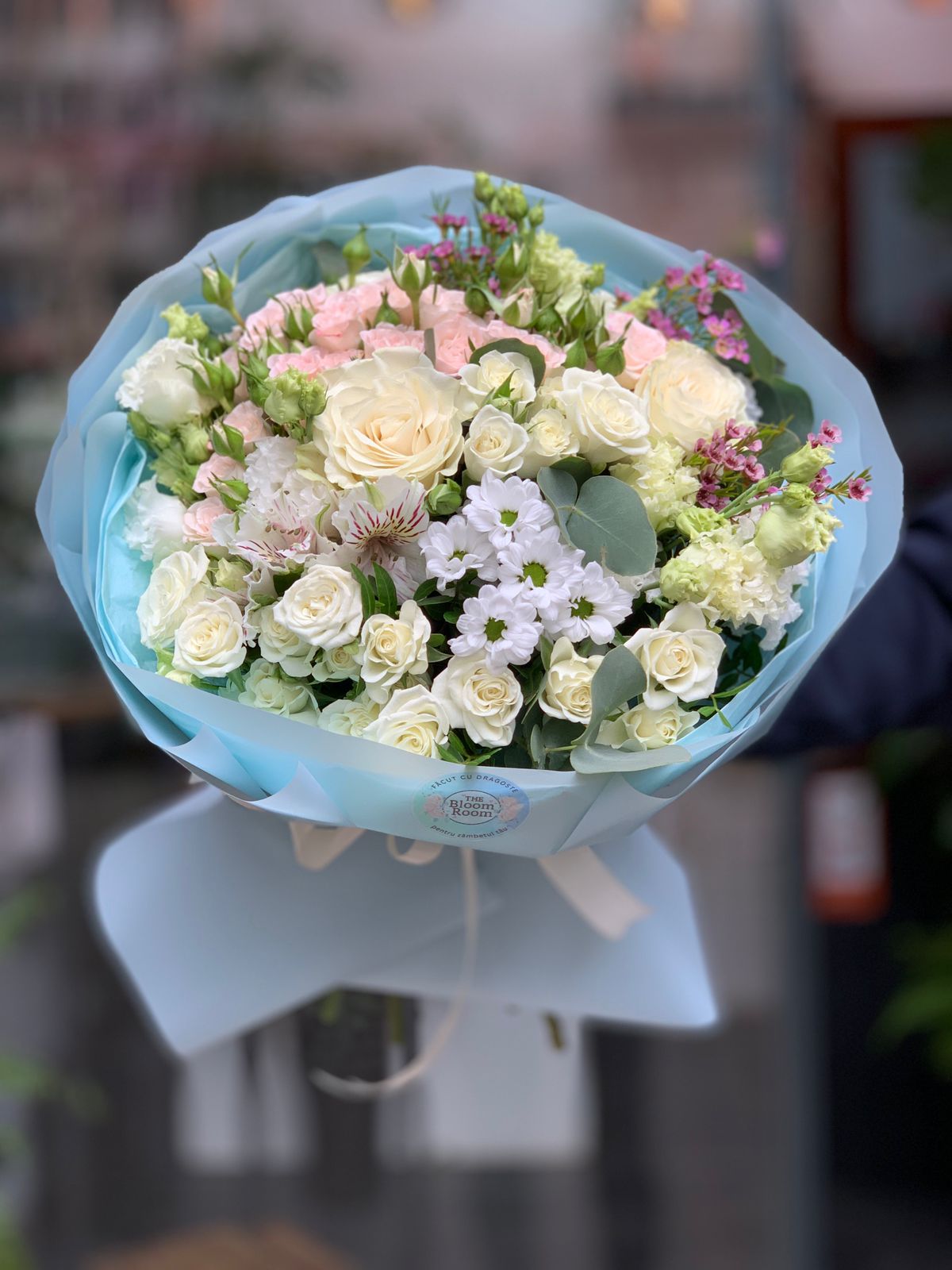 Buchet Mixt Alb-Roz cu Trandafiri   Eustoma