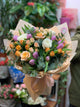Ramo mixto de tulipanes y rosas con eucalipto