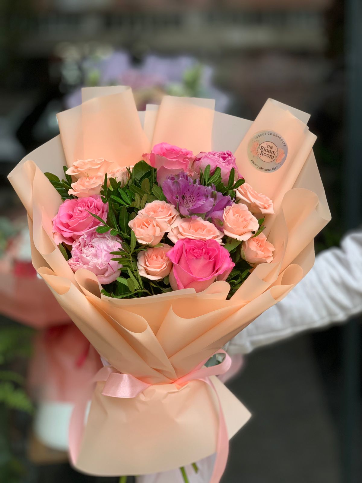Buchet Mixt Pastel cu Trandafiri Roz și Piersică   Livrare București