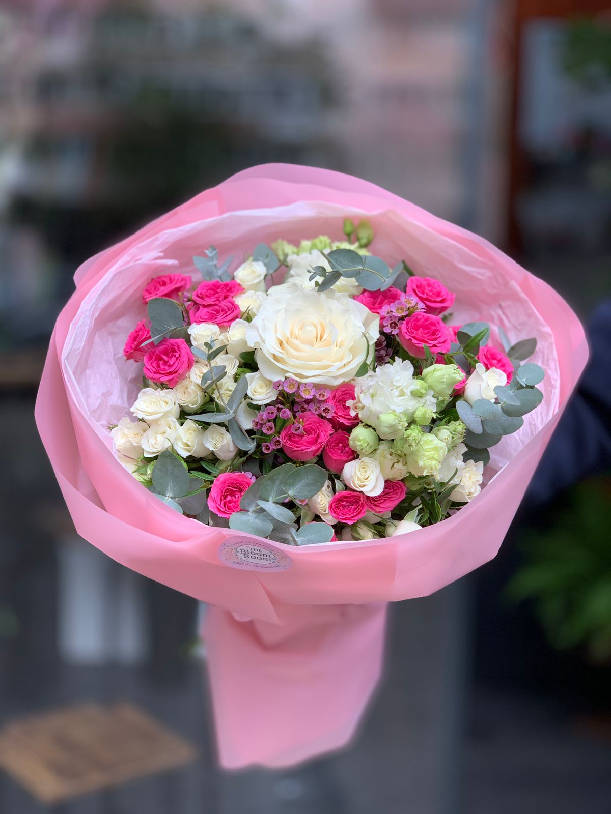 Buchet Mixt Roz-Alb cu Trandafiri și Eustoma