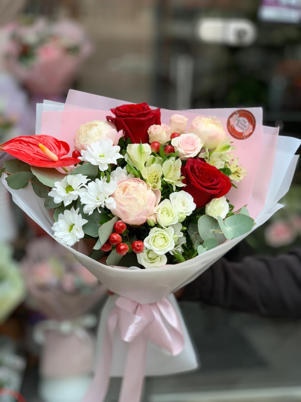 Buchet Mixt cu Anthurium Trandafiri Crizanteme Eustoma