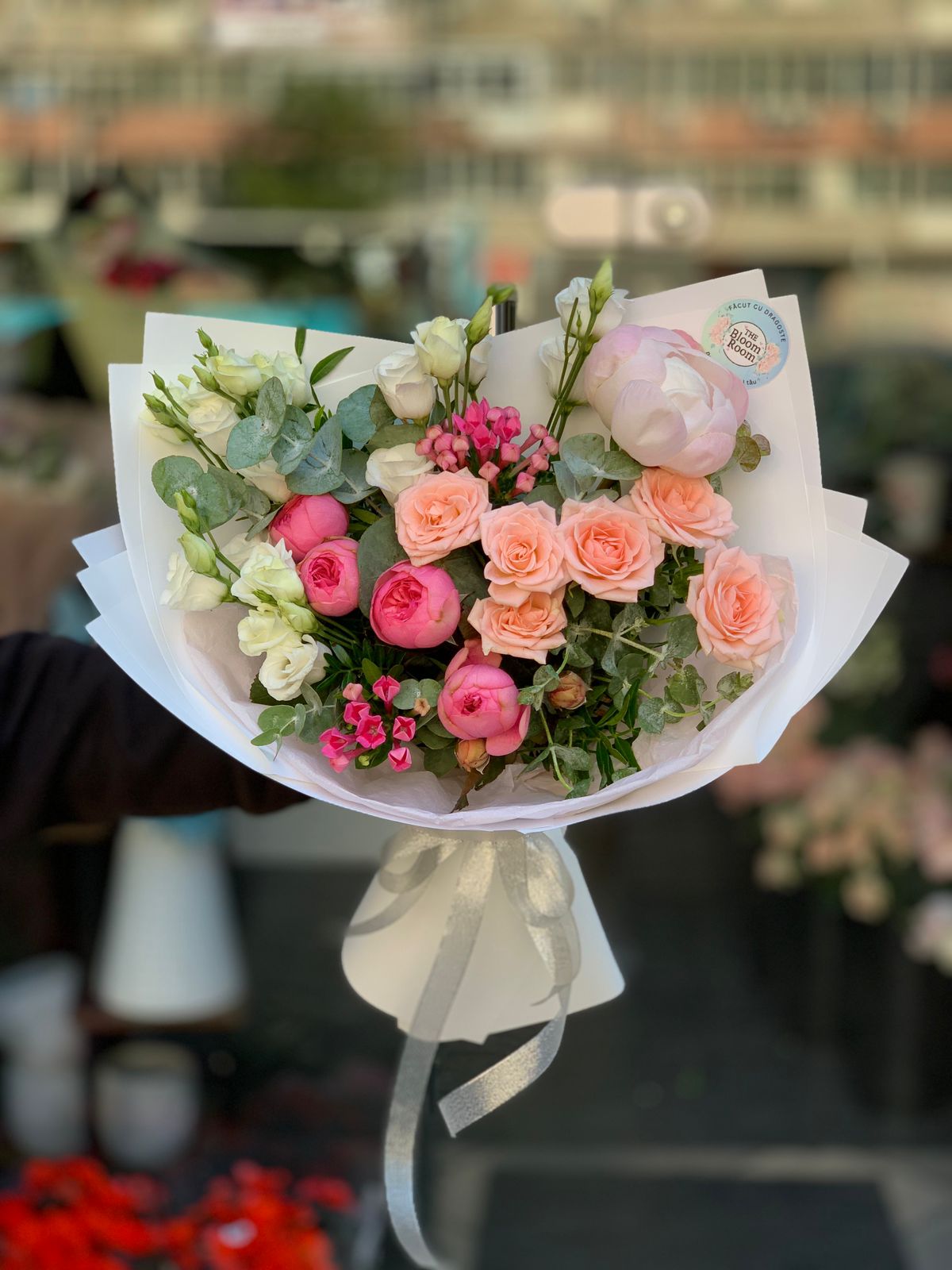 Buchet Mixt cu Bujori și Trandafiri Pastel - Livrare flori București