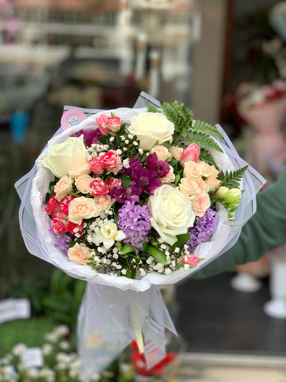 Buchet Multicolor cu Trandafiri Crem, Hyacinth și Frezii