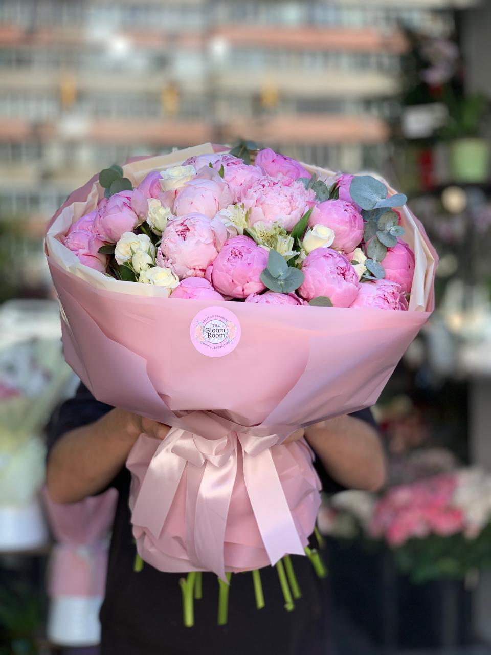 Buchet Premium cu Bujori Roz Trandafiri albi Alstroemeria albi Bucuresti