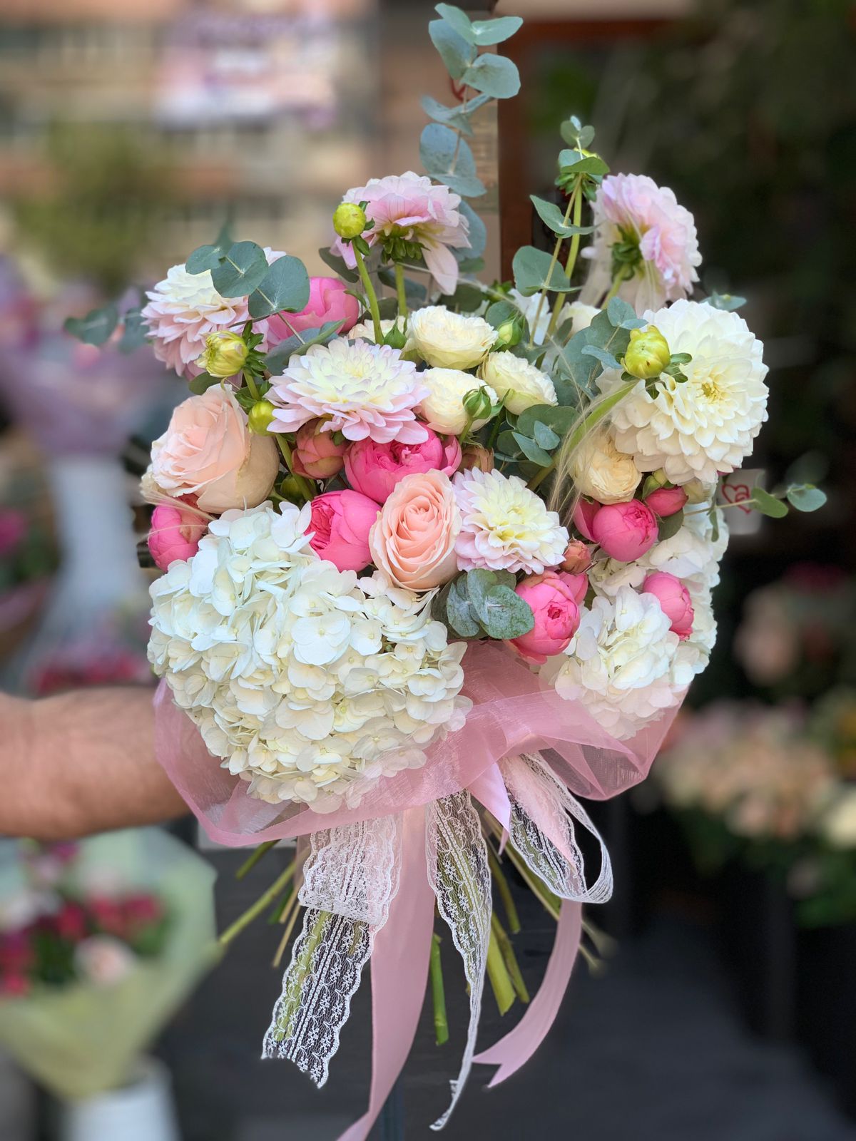 Buchet Premium cu Hortensie Crizanteme Trandafiri Bujori