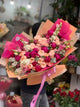 Blumenstrauß mit Pfingstrosen, Rosen und Matthiola