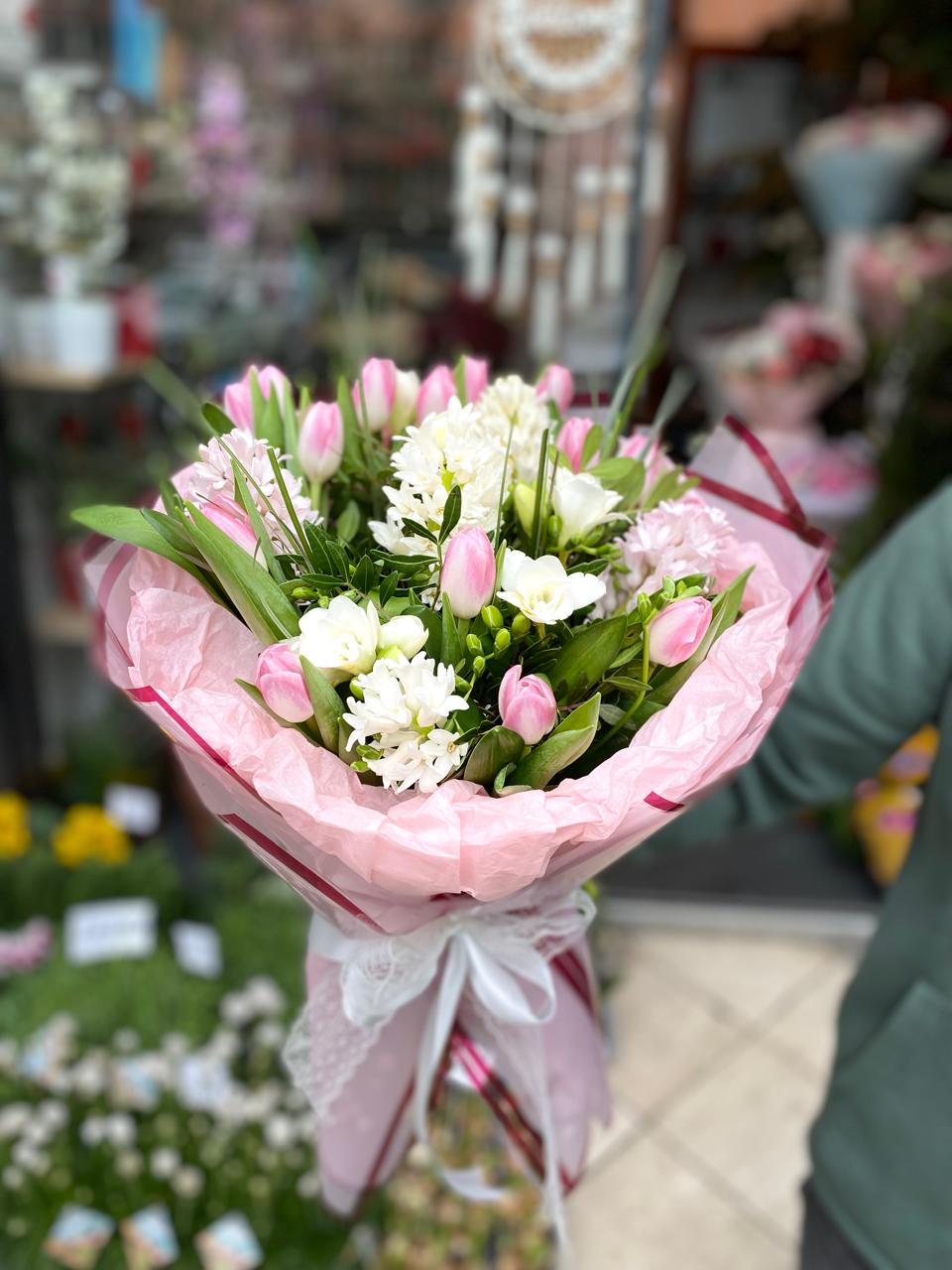 Buchet Primăvară cu Lalele Roz, Zambile și Frezii Albe