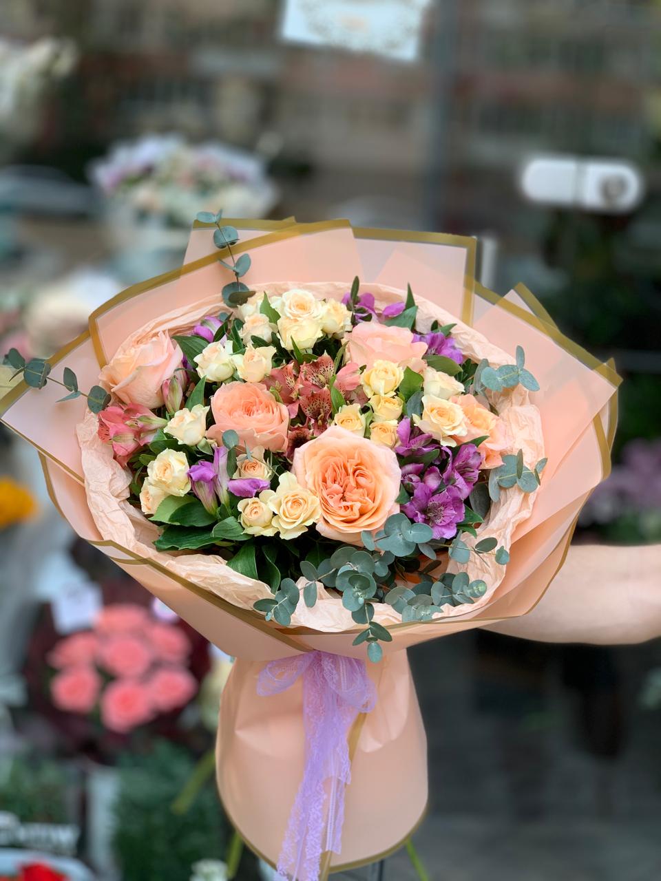 Buchet Trandafiri Piersică cu Alstroemeria Mov