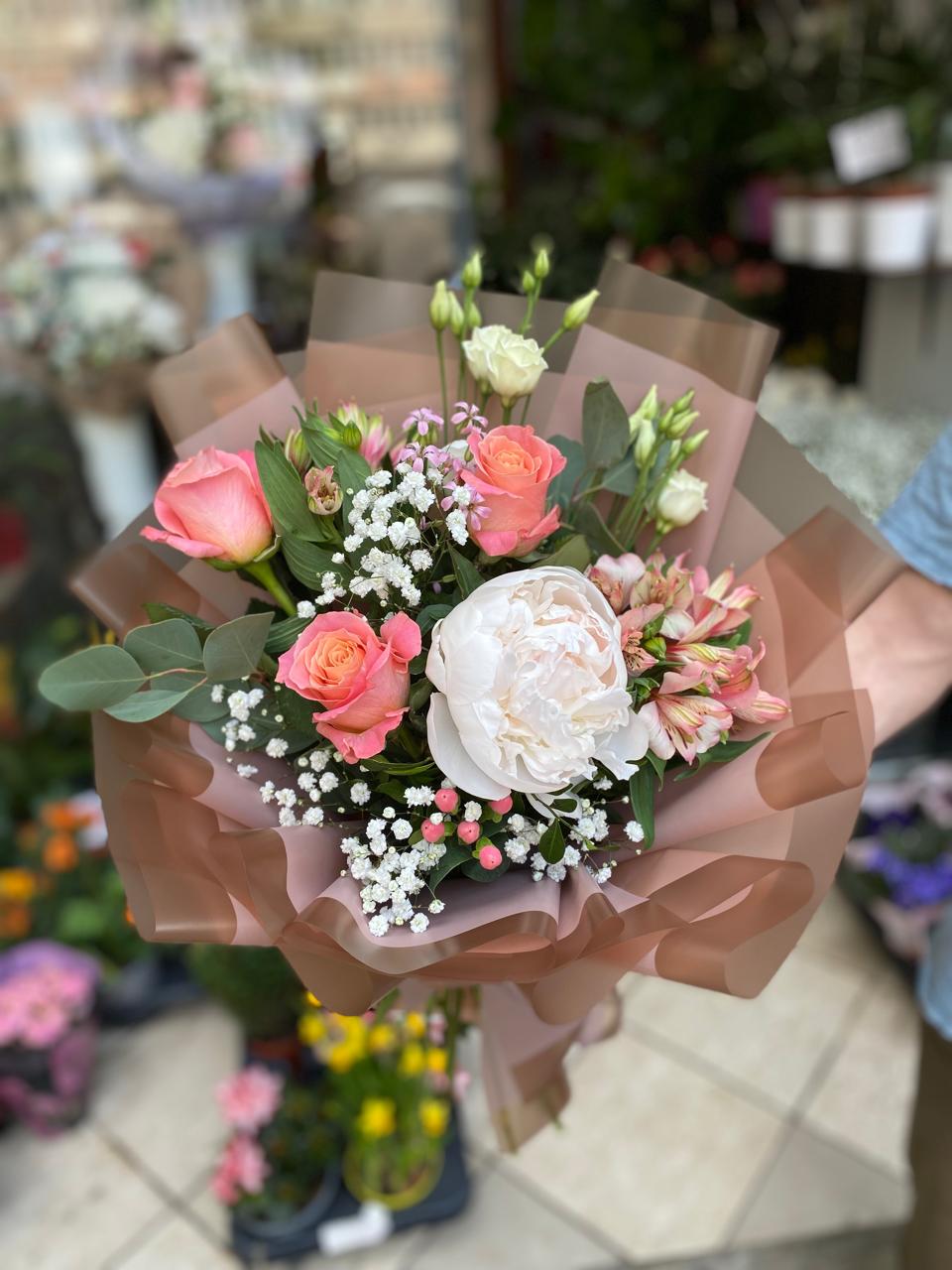 Buchet Primăvară Trandafiri Piersică Bujor alb Gypsophila