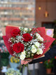 Ramo de rosas rojas y blancas con gypsophila en Bucarest