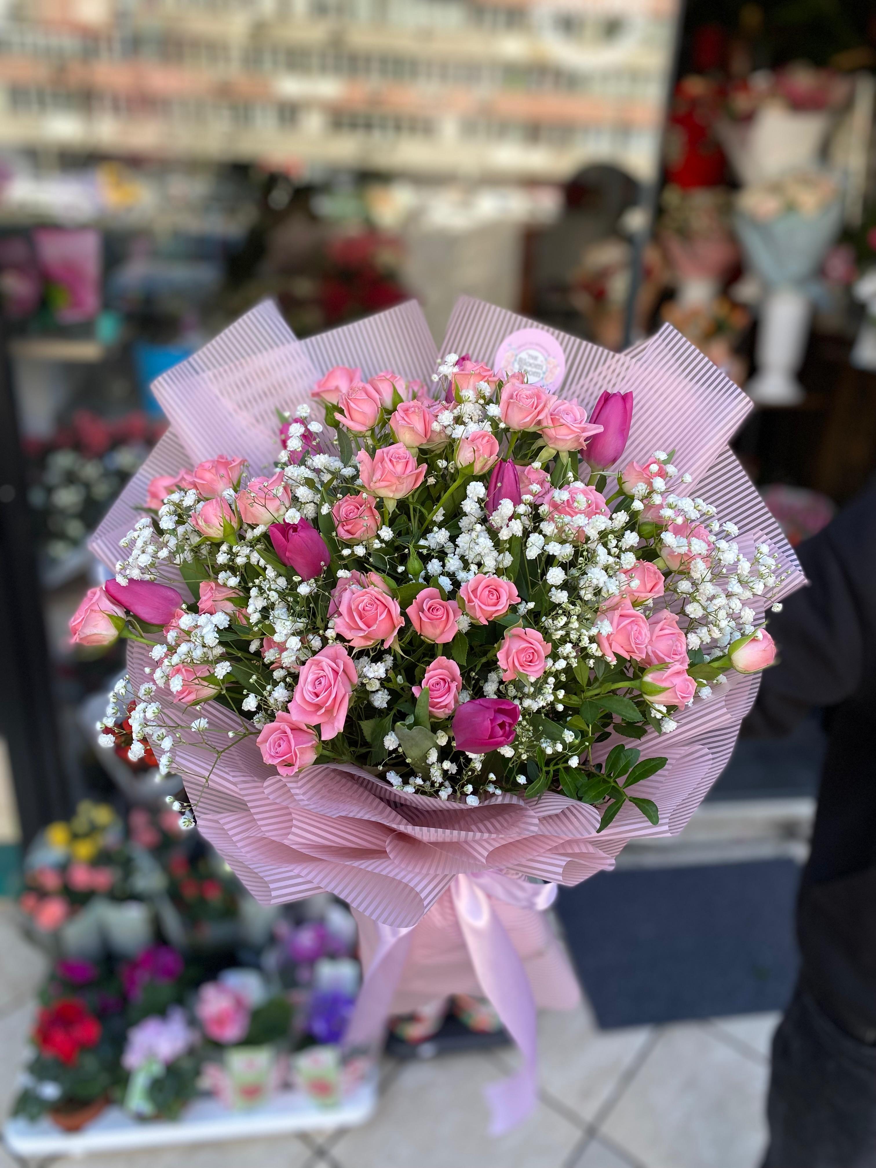Buchet Trandafiri Roz cu Gypsophila 