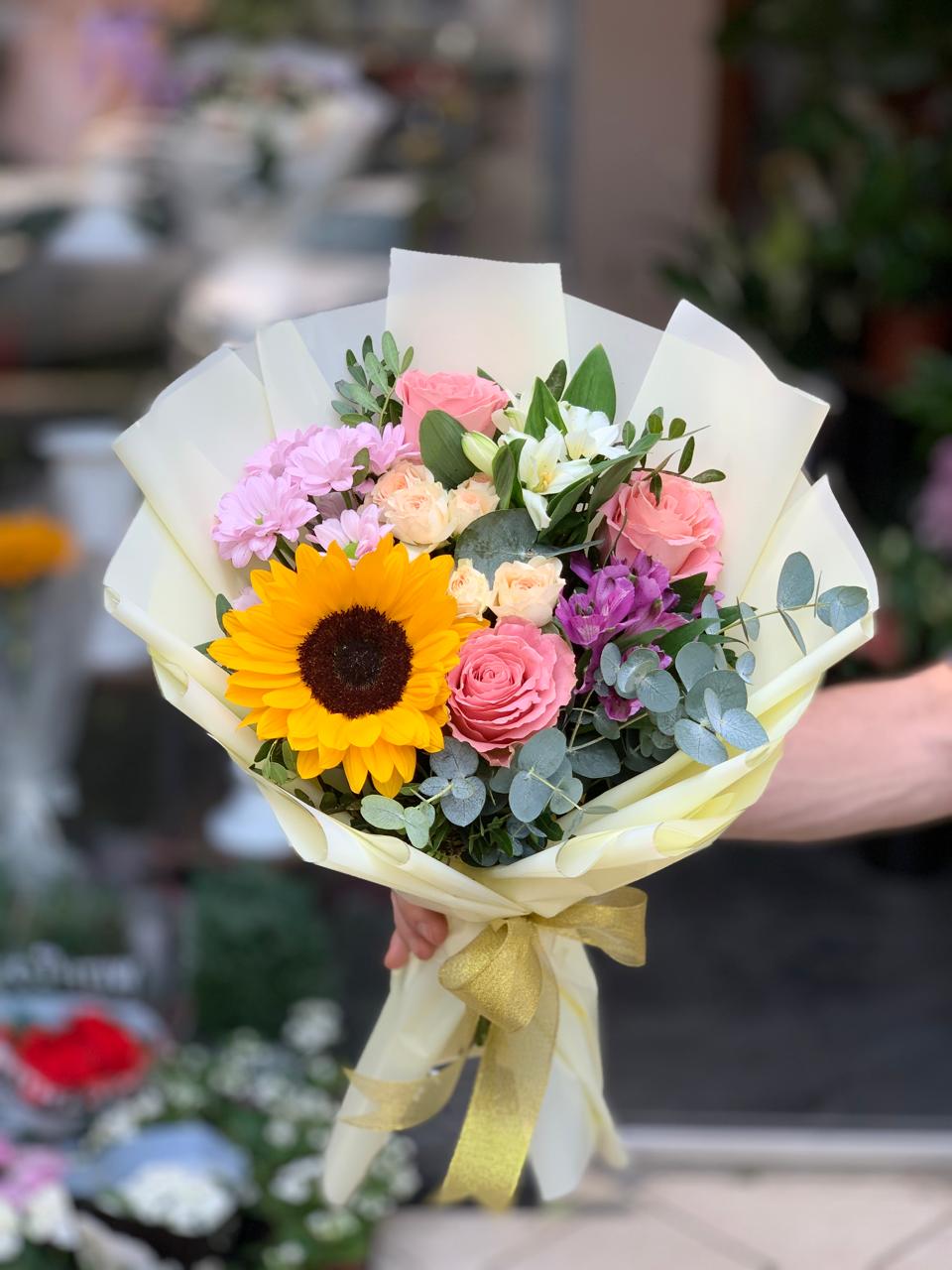 1 floarea soarelui mare  
Trandafiri roz   
Trandafiri spray piersică  
Crizanteme roz   
Alstroemeria mov   
Eucalipt proaspăt   