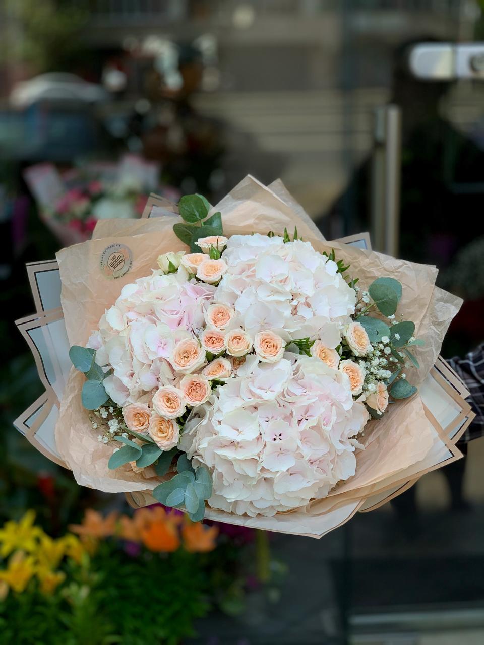 Buchet Luxos cu Hortensie și Trandafiri Crem