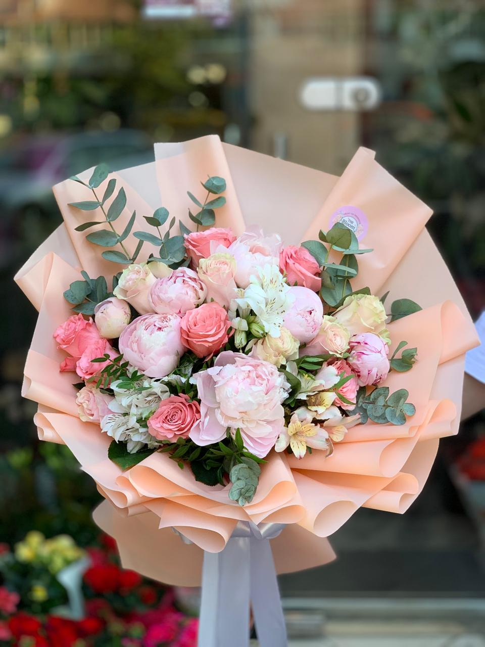 Buchet de Bujori roz pal, Trandafiri roz, Alstroemeria crem și eucalipt