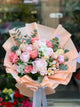 Buchet de Bujori roz pal Trandafiri roz Alstroemeria crem și eucalipt