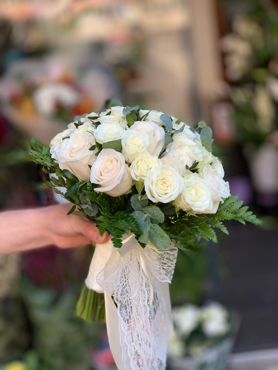 Buchet de Mireasă Premium "Puritate Eternă" - Trandafiri Alb-Crem cu Eucalipt