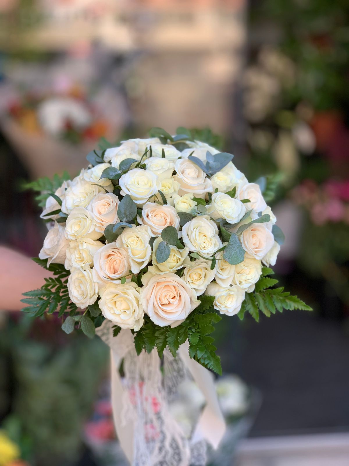 Buchet de Mireasă Clasic Trandafiri Albi și Cremă  The Bloom Room București
