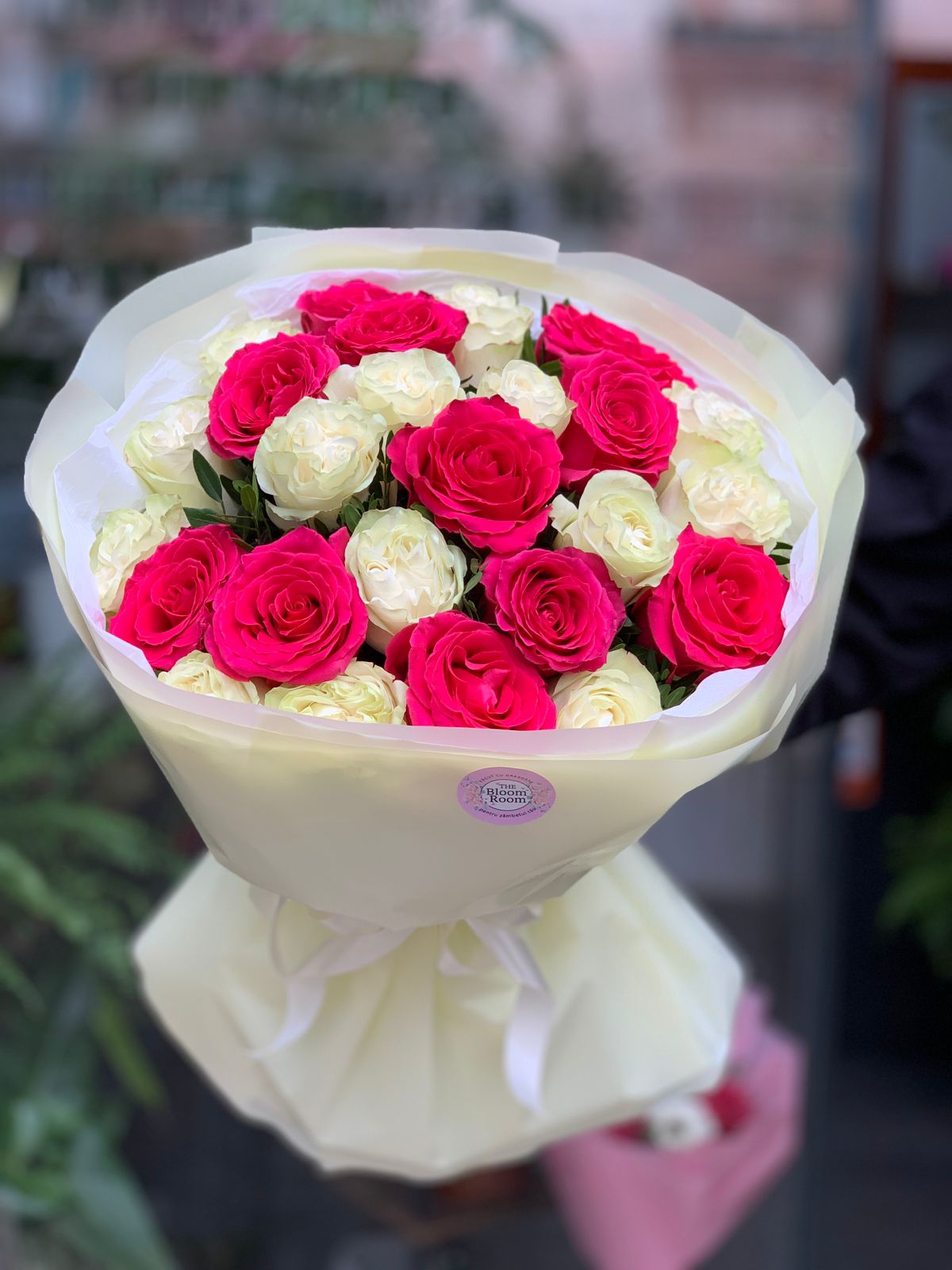 Buchet de Trandafiri Albi si Roz Mix