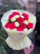 Gemischter Strauß aus weißen und rosafarbenen Rosen