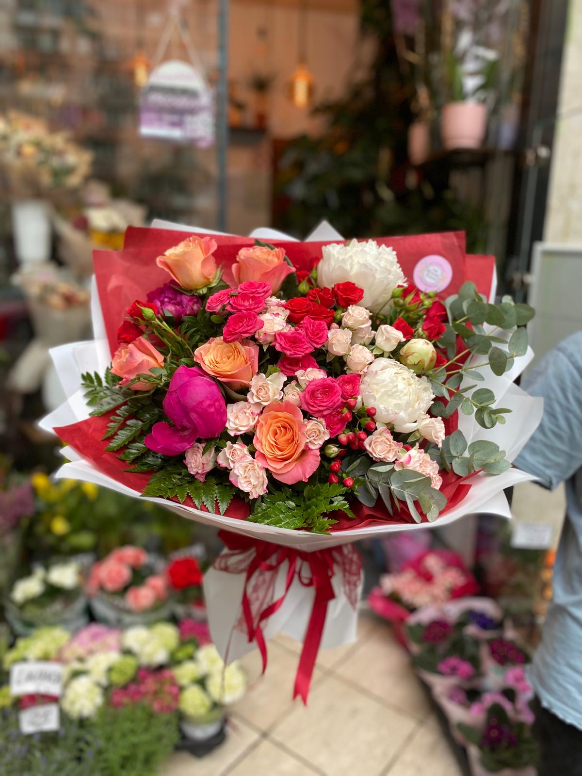 Buchet de lux cu bujori albi-roz, trandafiri premium, hypericum. Pentru ocazii majore. Livrare VIP Sector 2 București. 340 lei.
