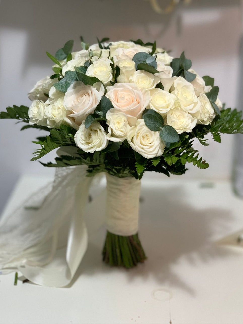 Buchet de mireasă clasic cu trandafiri albi și cremă, eucalipt și ferigă
