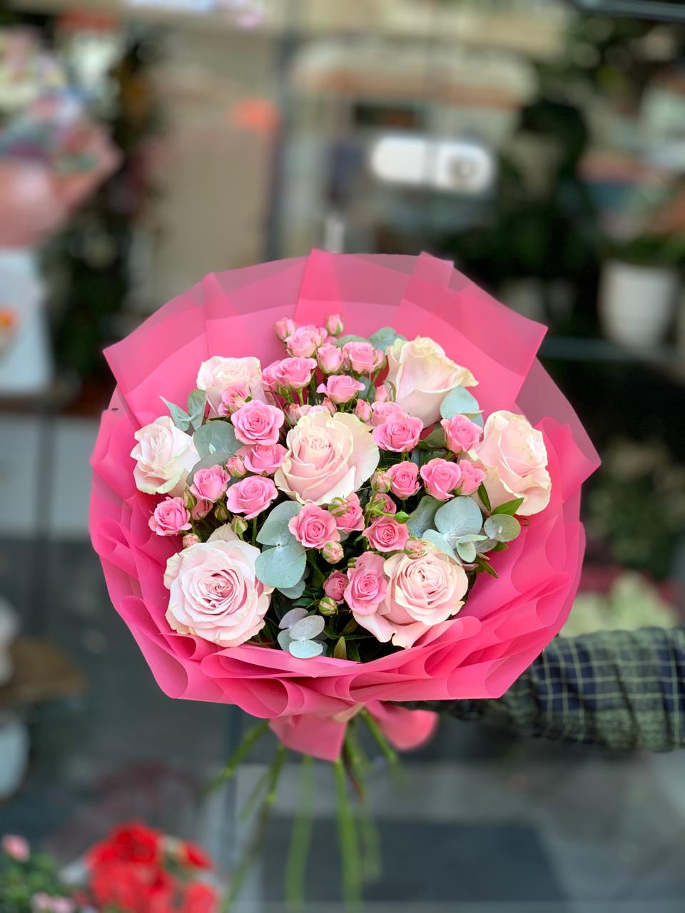 Buchet din 7 Trandafiri si 4 Trandafiri Arbusti Bucuresti